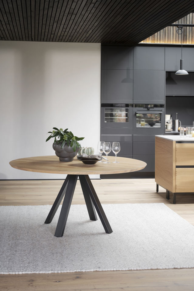 Spisebord 'Carradale' Rund 150cm - Eg/Sort V-ben