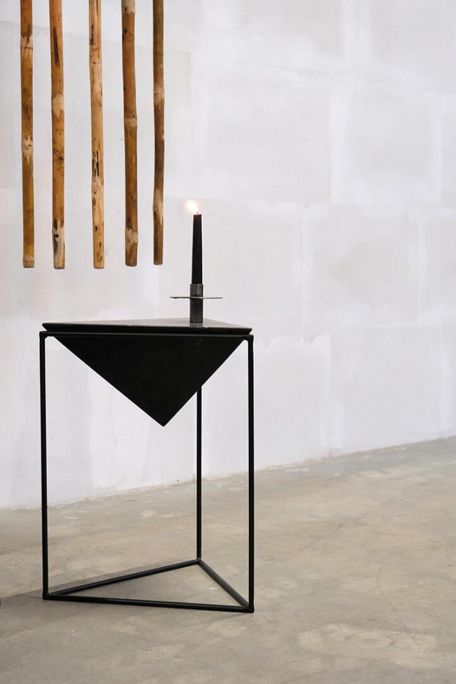 Pyramidformet sidebord 'Giza' - Sort